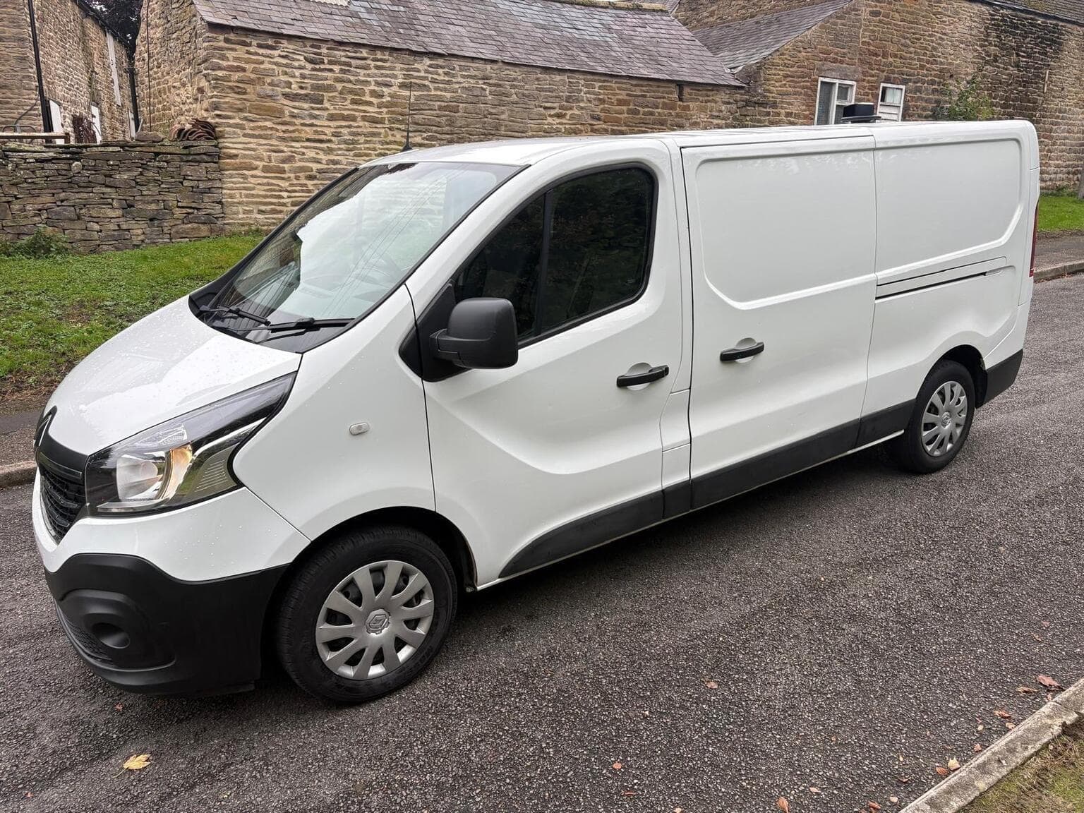 Renault Trafic - image 1 of 8