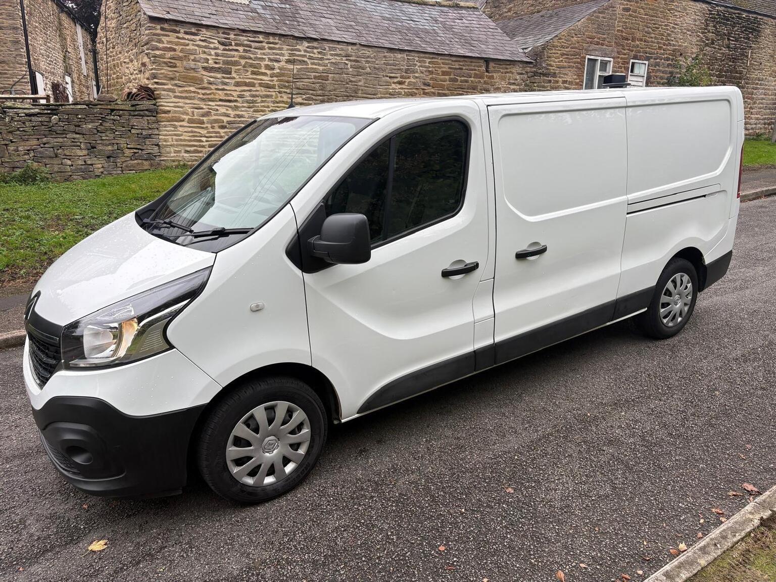 Renault Trafic - image 1 of 8