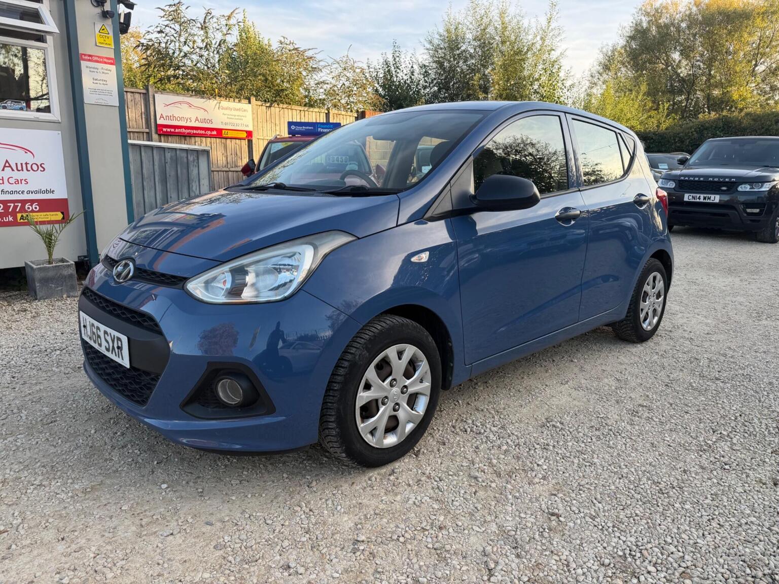 Hyundai i10 - image 1 of 24