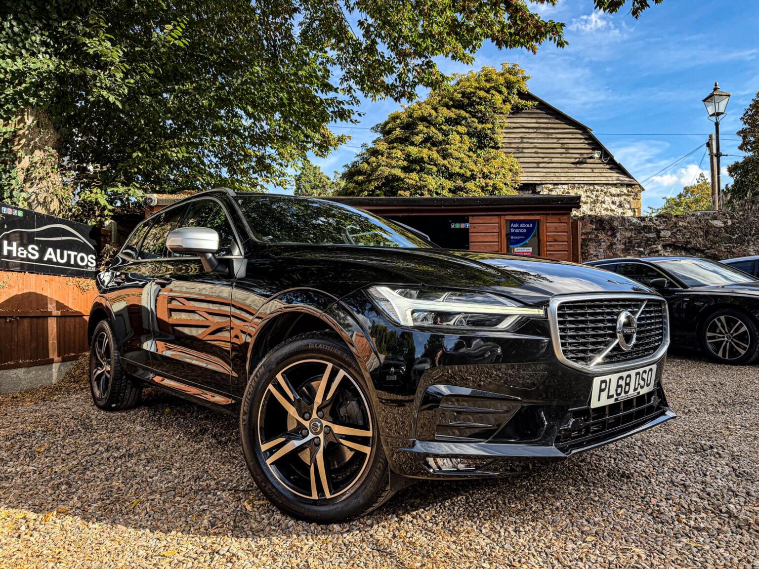 Volvo XC60 - image 1 of 45