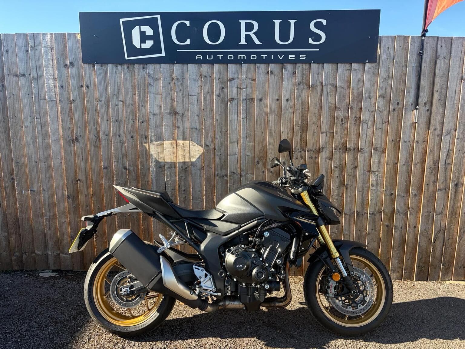 Honda CB1000 Hornet - image 1 of 20