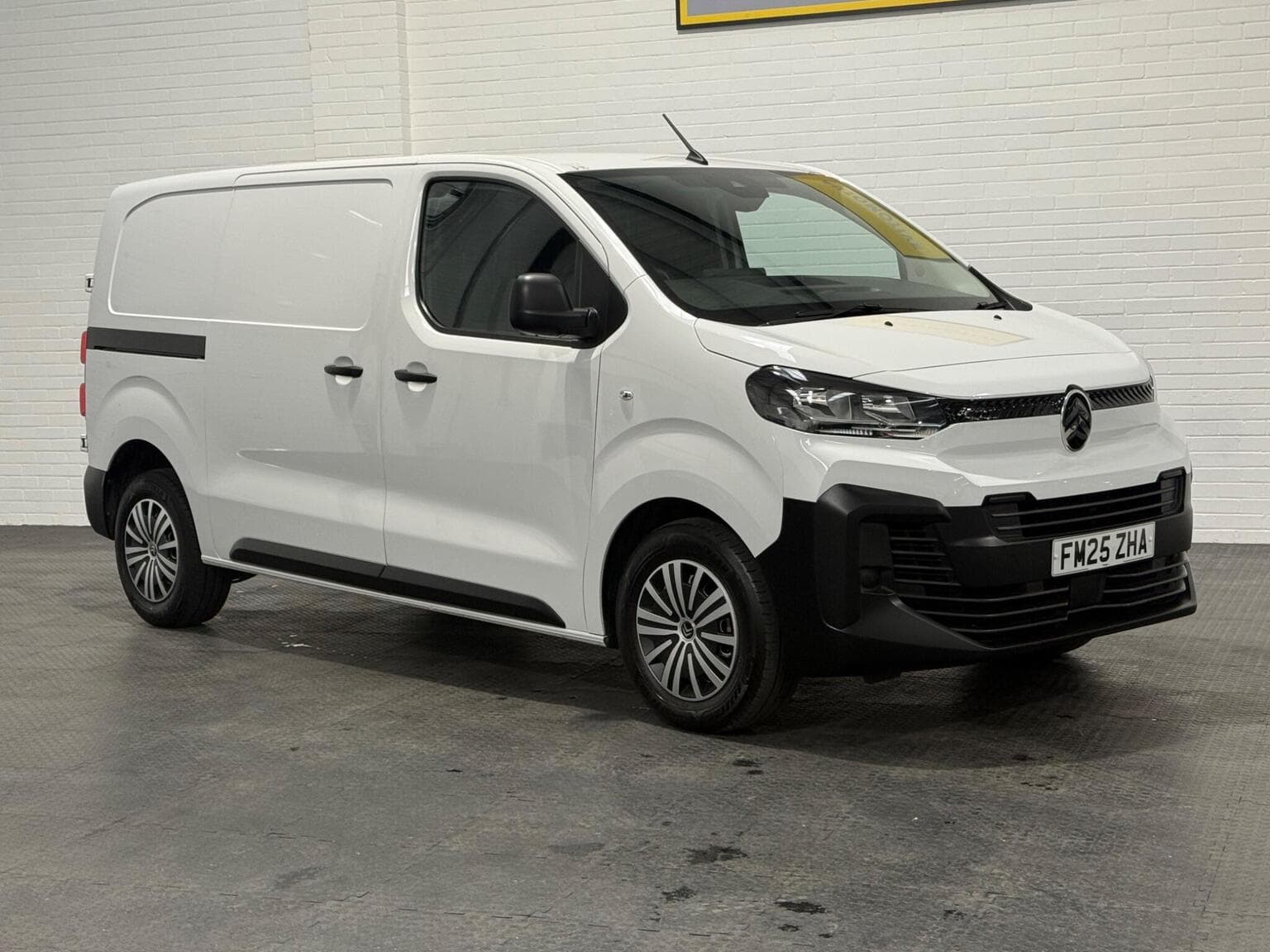 Citroen Dispatch - image 1 of 96