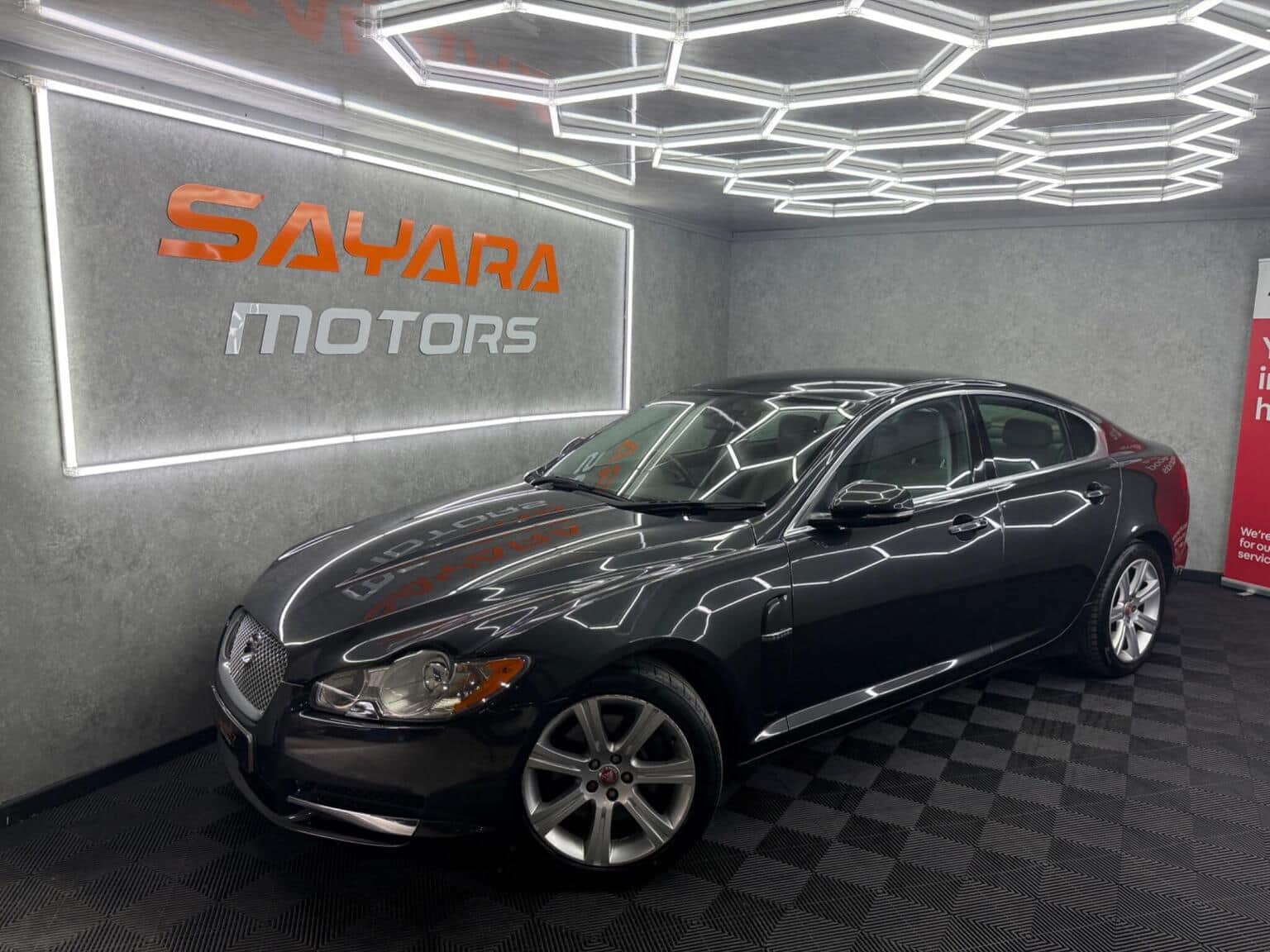 Jaguar XF - image 1 of 33