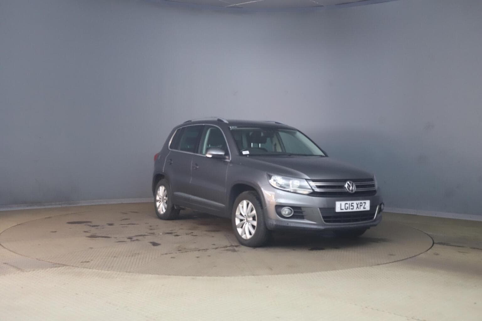 Volkswagen Tiguan - image 1 of 12