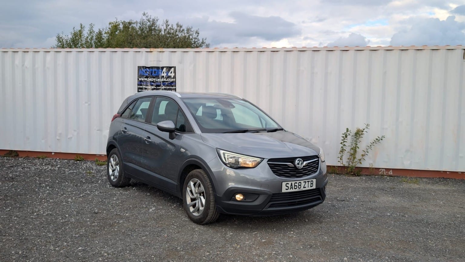 Vauxhall Crossland X - image 1 of 41