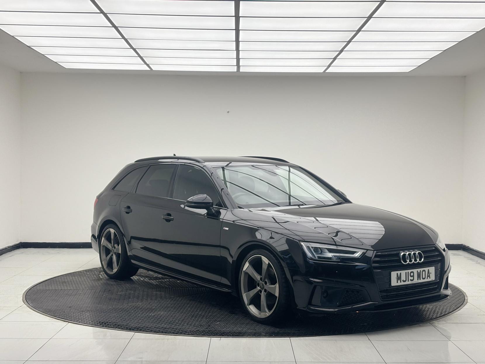 2019 Audi A4 Avant 2.0 TFSI 35 Black Edition Estate 5dr — photo 1 of 41