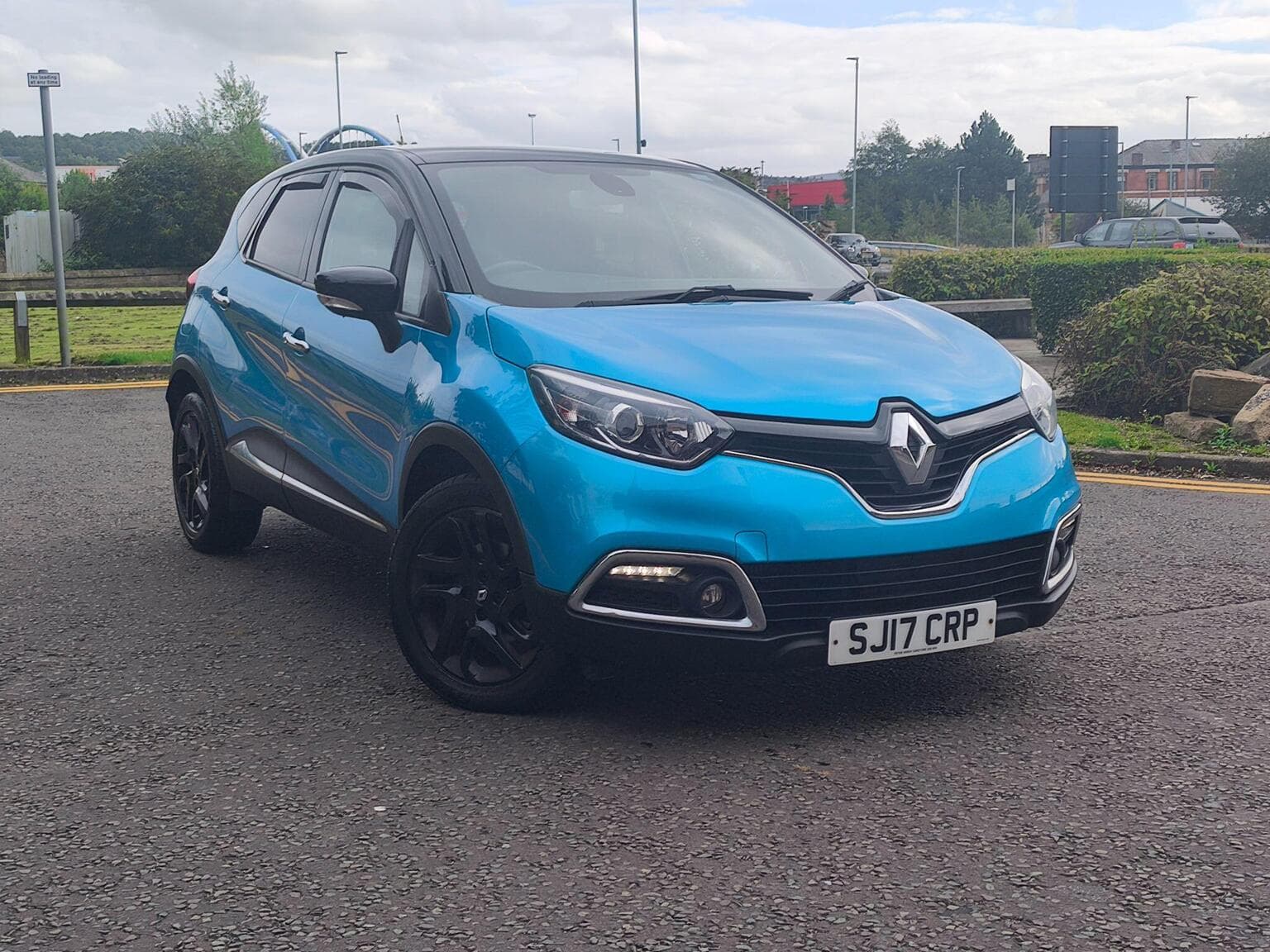 Renault Captur - image 1 of 32
