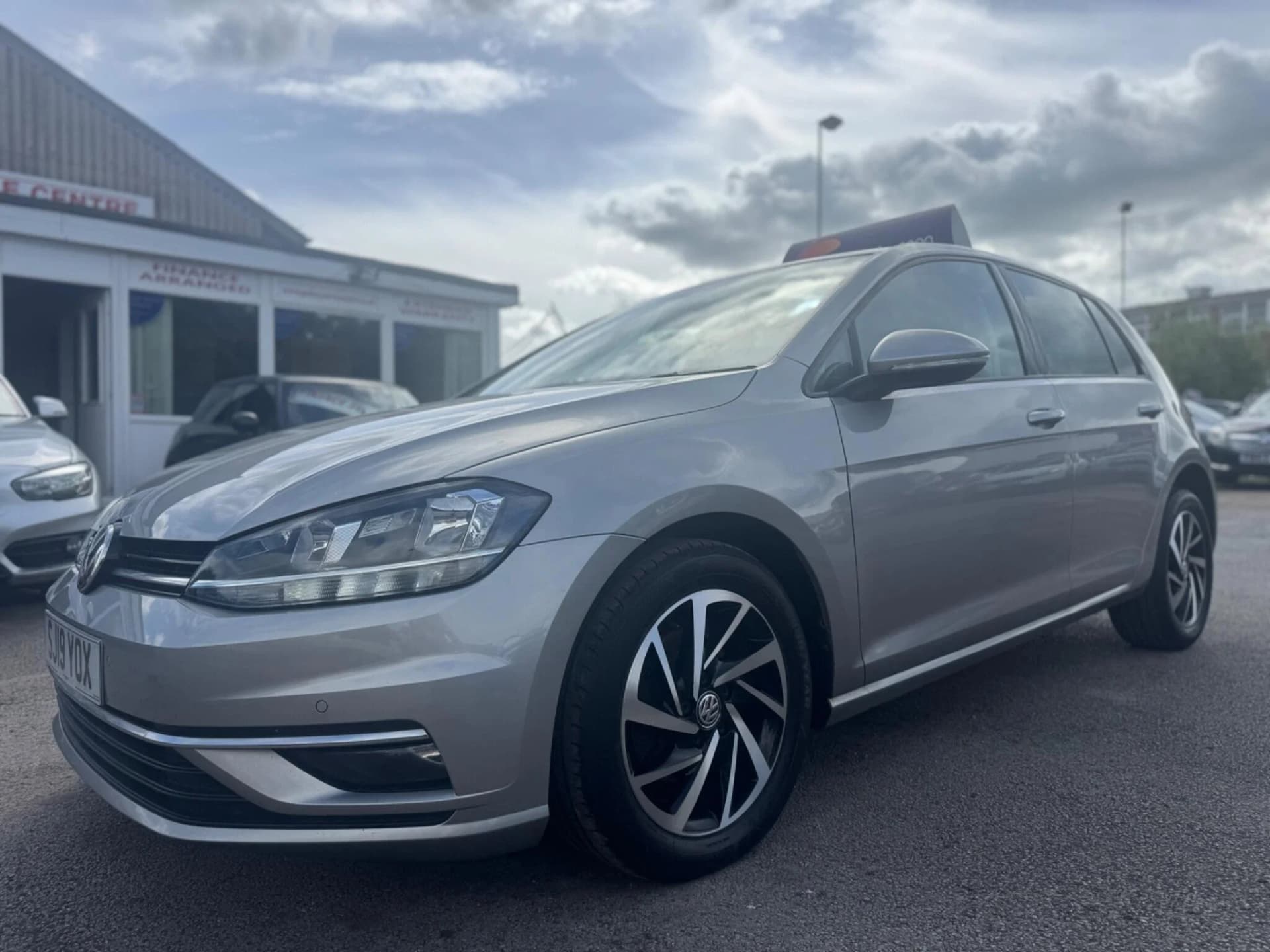 Volkswagen Golf - image 1 of 91