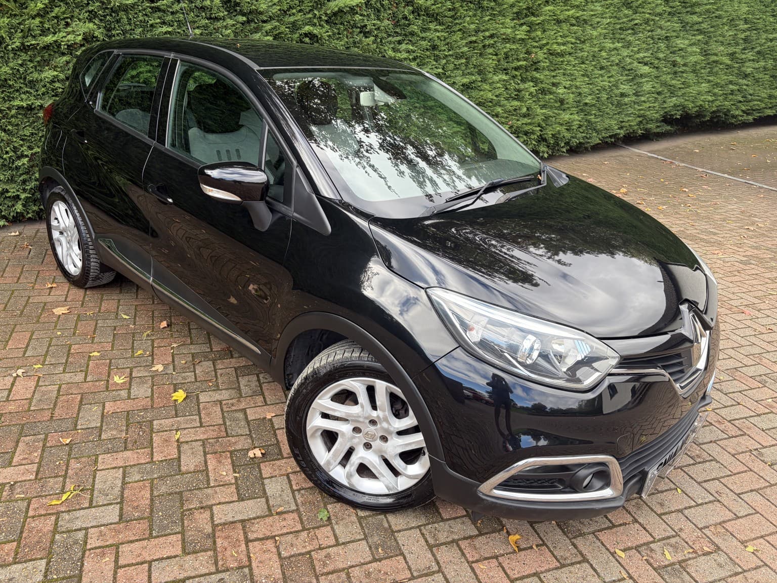 Renault Captur - image 1 of 37